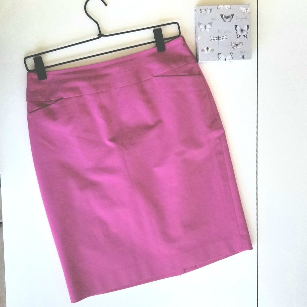 HALOGEN Pencil Skirt Size 4  Fully Lined, Side Zip, Vibrant Fuchsia Pink Magenta